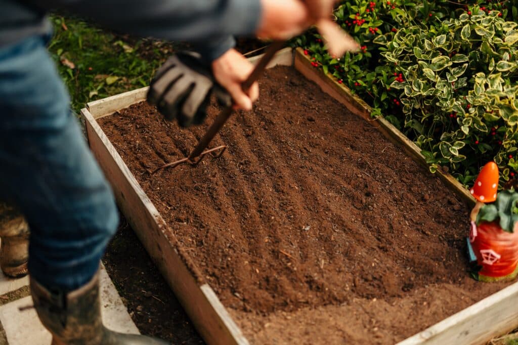 Product Images- Raised bed planter with rake 2