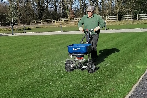 Info centre - fertilising turf