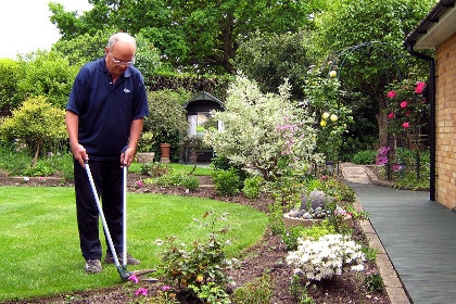 Info centre - lawn aftercare edging your lawn